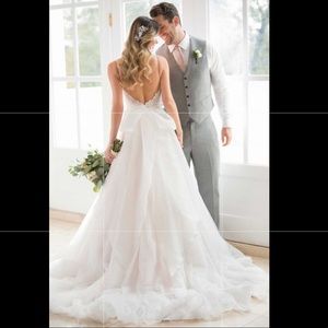 Designer: Stella York. Color: Ivory/Moscato. Condition: Excellent